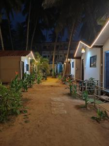 un cortile di un hotel con palme di notte di Love paradise ad Arambol