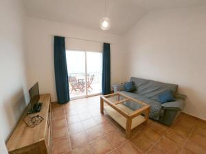 ein Wohnzimmer mit einem Sofa und einem Tisch in der Unterkunft Piso en primera linea de mar - CA NA NÚRIA in Cala Blanca