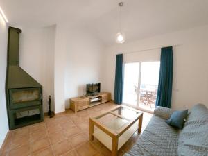 ein Wohnzimmer mit einem Sofa und einem Kamin in der Unterkunft Piso en primera linea de mar - CA NA NÚRIA in Cala Blanca
