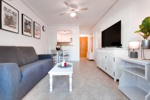 Una sala de estar con un sofá, un televisor y una mesa. en Sueño, en La Mata