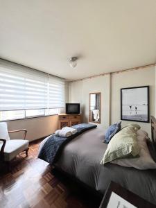 a bedroom with a large bed and a window at Departamento acogedor en la mejor zona de La Paz in La Paz