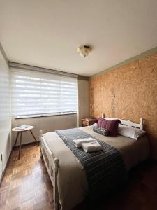 a bedroom with a large bed with a window at Departamento acogedor en la mejor zona de La Paz in La Paz