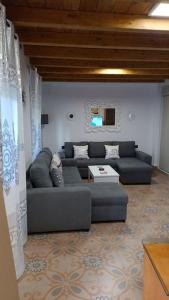 Sala de estar con 2 sofás y mesa en Casa preciosa con vistas, en Granada
