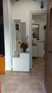 a living room with a vase of flowers on a table at Casa preciosa con vistas in Granada