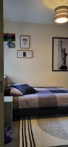 um quarto com uma cama grande num quarto em 1 Bedroom Flat 27 Mins to London Victoria em Sydenham