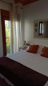 Un dormitorio con una cama grande y una ventana en Casa preciosa con vistas, en Granada