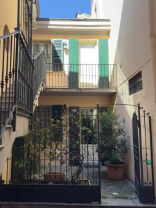 克雷莫納的住宿－Violino green，享有房屋外部景色,设有阳台和门