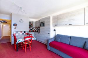 a living room with a couch and a table and chairs at BIBI - Pied des pistes à Gourette in Eaux-Bonnes