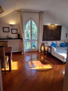 ein Wohnzimmer mit einem Sofa und einem Tisch in der Unterkunft Casa della Elli in Santa Margherita Ligure