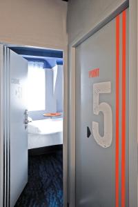 a room with a door with a sign that reads point five at ibis Styles Saint Malo Centre Historique in Saint Malo