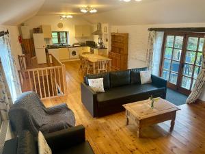 uma sala de estar com um sofá e uma mesa em Goodrevy Barn em Launceston