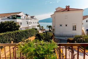 einen Blick vom Balkon eines Gebäudes in der Unterkunft Apartments Katarina in Ðenovići