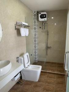 y baño con lavabo, aseo y ducha. en IVY Homestay en Hai Phong