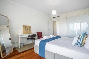 Un pat sau paturi într-o cameră la Apartamento Monumental - By WeHost Madeira