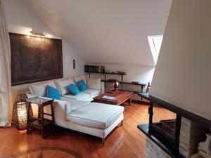 ein Wohnzimmer mit einem weißen Sofa und blauen Kissen in der Unterkunft Casa della Elli in Santa Margherita Ligure