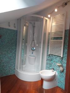 ein Bad mit einer Dusche, einem WC und einem Waschbecken in der Unterkunft Casa della Elli in Santa Margherita Ligure