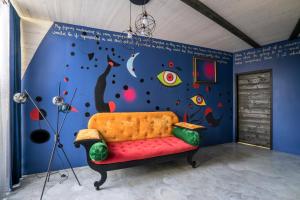 Posezení v ubytování Kupolmāja Ārpus laika - Domehouse in the forest