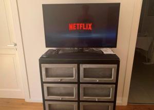 A television and/or entertainment centre at Casa del Contrabbasso