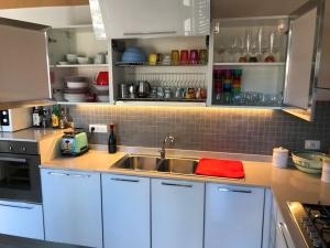 A kitchen or kitchenette at Casa del Contrabbasso
