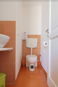 ein Bad mit einem weißen WC in einem Zimmer in der Unterkunft Casa del Contrabbasso in Palermo