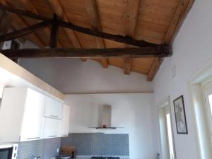 A kitchen or kitchenette at Casa del Contrabbasso