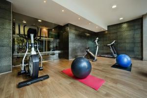 a gym with exercise bikes and a fitness ball at Hotel Grao Vasco in Viseu