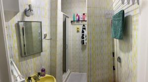 W łazience znajduje się żółta umywalka i lustro. w obiekcie ASCB Petrópolis w mieście Petrópolis