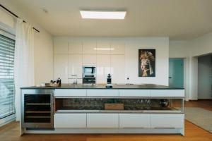 a kitchen with a large counter with a stove at Weingut Zweytick Lodge Vinoment in Ehrenhausen
