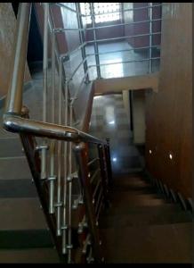 un conjunto de escaleras en un edificio en Hibis k hotel (green gate), en Lagos