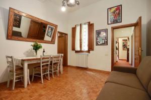 een woonkamer met een eettafel en stoelen bij Faenza-3 bedrooms apartment in Florence's center in Florence