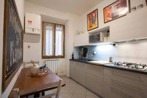 een keuken met een houten tafel en een wastafel bij Faenza-3 bedrooms apartment in Florence's center in Florence