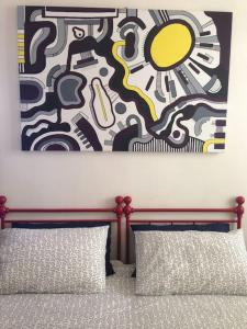 een slaapkamer met een bed en een schilderij aan de muur bij Faenza-3 bedrooms apartment in Florence's center in Florence