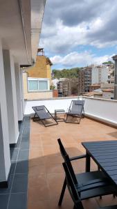 een balkon met stoelen en tafels in een gebouw bij Rutlla 10 in Girona