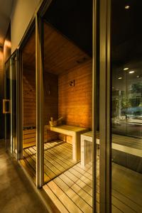uma sauna com um banco dentro de um edifício em Hotel Grao Vasco em Viseu