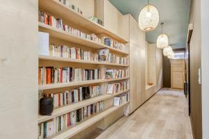 un corridoio con librerie piene di libri di Un Air de Cabane - Au cœur de la cité médiévale billomoise a Billom