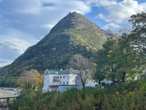 una montaña con un edificio delante de ella en Bakkebo Rampestreken en Åndalsnes