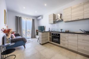 Kuchyň nebo kuchyňský kout v ubytování Very stylish family apartment - By Solea + 7 fotografií