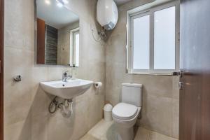 Ванная комната в Ta Cetta Apartment 5 min walk from St Julians