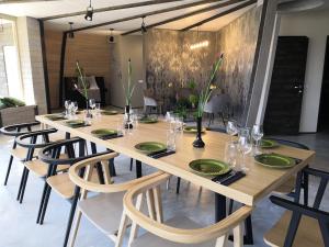un tavolo con piatti e bicchieri verdi di Kupolmāja Ārpus laika - Domehouse in the forest a Tīnūži