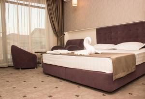 a hotel room with a bed with a swan on it at Nobel Residence in Mamaia Sat/Năvodari