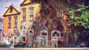 a building with a mural on the side of it at Rincones del Placer, un lugar repleto cariño in Valparaíso