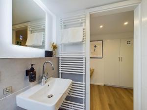 een badkamer met een wastafel en een handdoekenrek bij Apartment in Leverkusen Waldsiedlung in Leverkusen