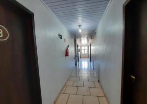 an empty hallway with a corridorngthngthngthngthngthngthngthngthngthngth at Hotel Presidente - By UP Hotel in Campo Mourão