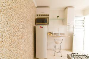een kleine keuken met een koelkast en een aanrecht bij Local aconchegante e tranquilo. in Sao Paulo