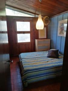 Casa da Lagoa في سيسيمبرا: غرفة نوم بسرير ونافذة