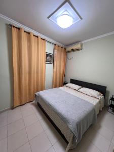 una camera con un letto e una grande finestra di Cozy Central Apartment a Tirana