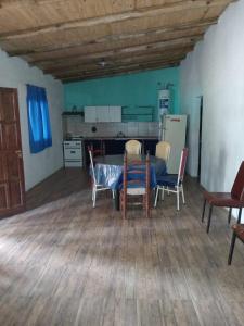 ein Zimmer mit Tisch und Stühlen und einer Küche in der Unterkunft LuSil in El Nihuil