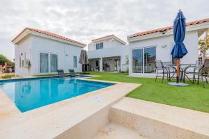 Villa con piscina y casa en Adele's Apartment with Pool, 5 minutes walk to the beach, en Palm-Eagle Beach