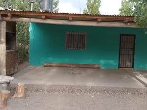 ein blaues Gebäude mit zwei vergitterten Fenstern in der Unterkunft LuSil in El Nihuil + 2 Fotos