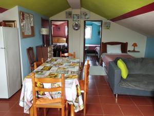 Monte Sol Nascente (Loft) في غراندولا: مطبخ وغرفة معيشة مع طاولة وأريكة
